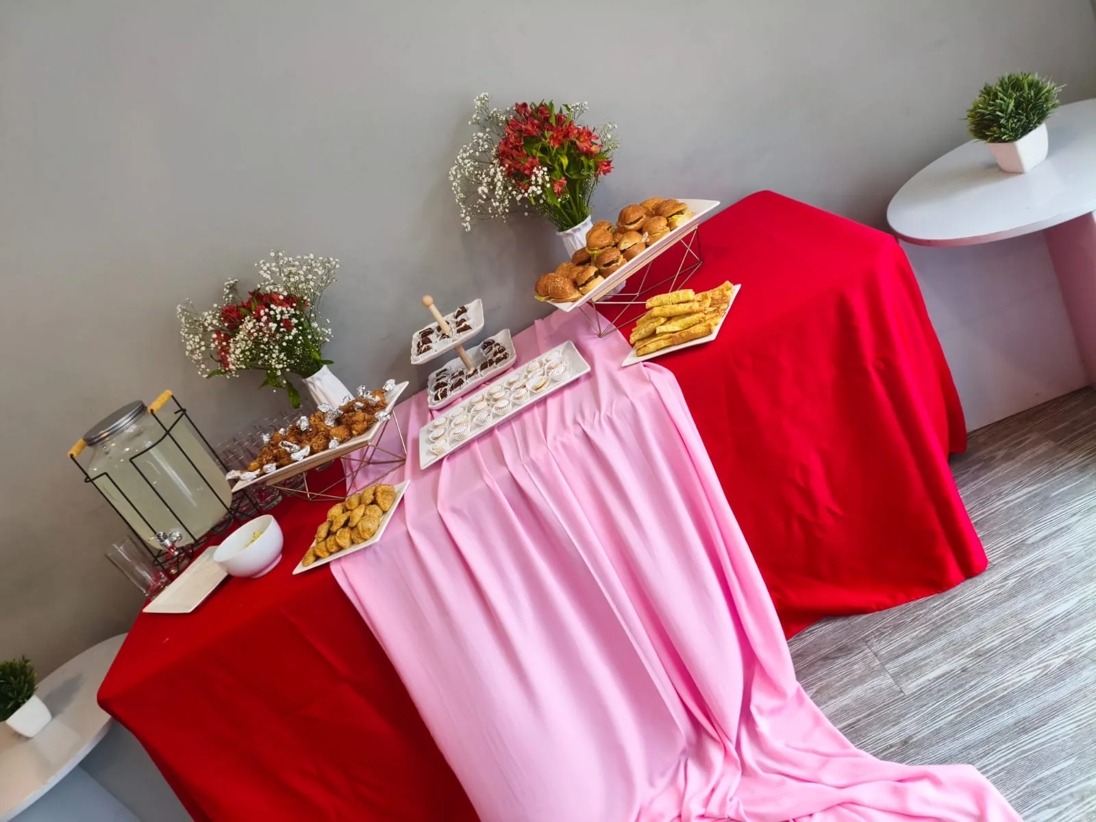 Mesa rosa y roja para evento social