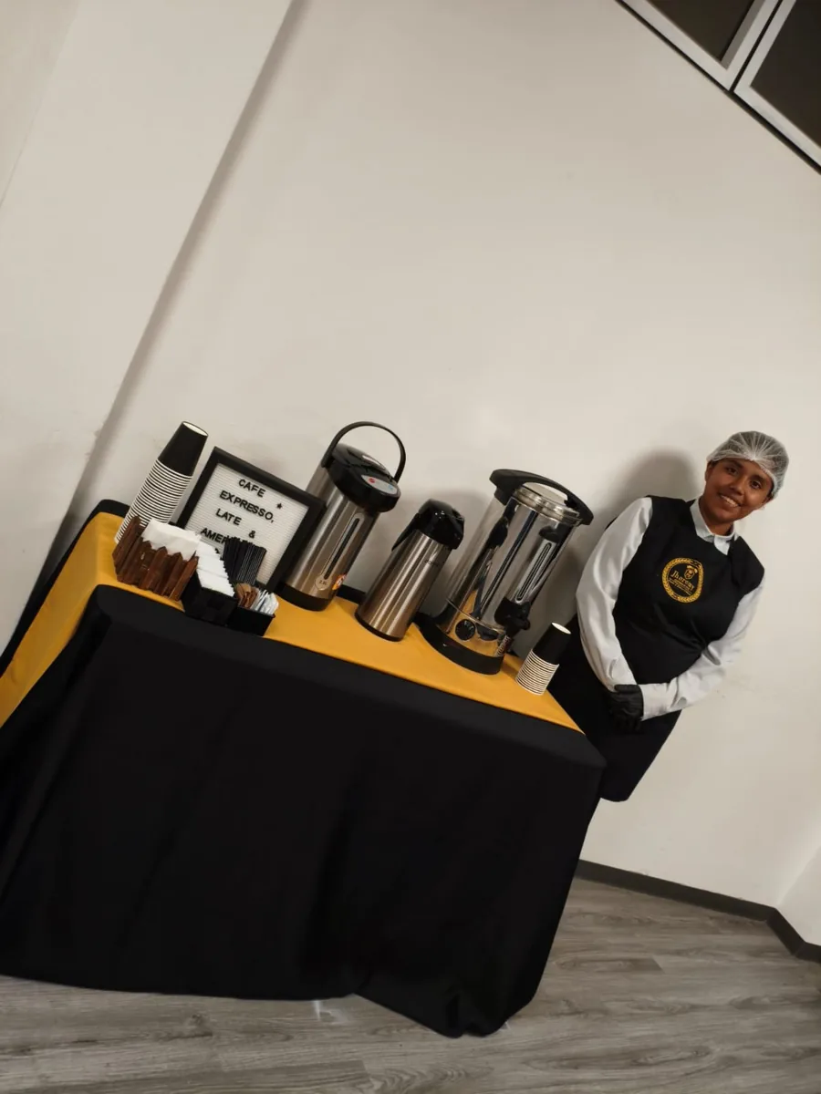 Estación de café con personal de Jhoremy Catering