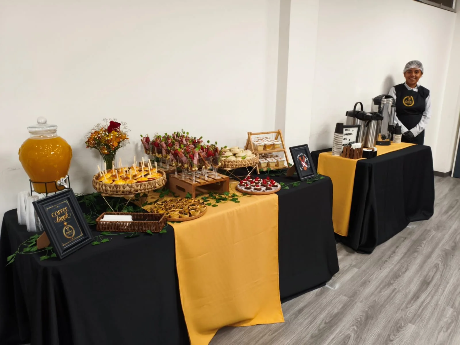 Coffee break empresarial con montaje y personal de atención