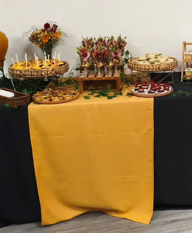 Mesa de Coffee Break con bebidas, sándwiches y bocaditos