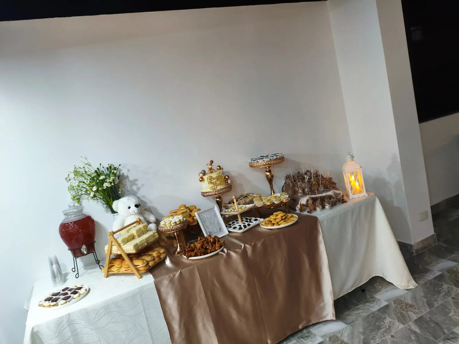Mesa completa de bocaditos para una celebración social