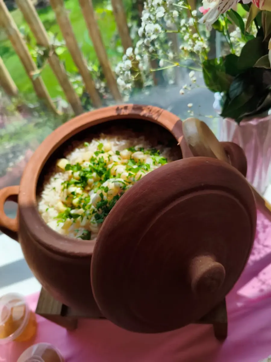 Arroz criollo servido en olla de barro