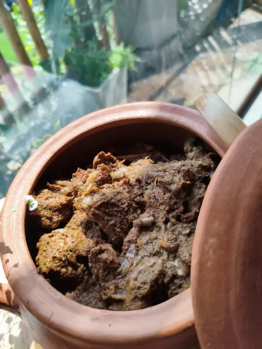 Carne criolla servida en olla de barro