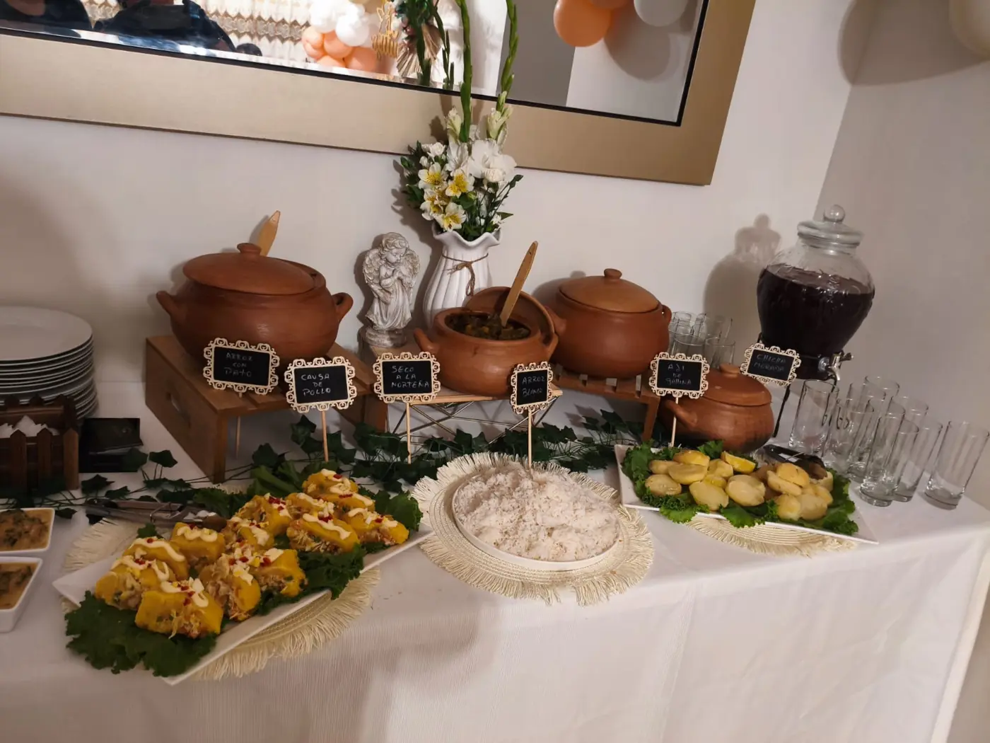 Buffet criollo con ollas de barro y mesa lista para servir
