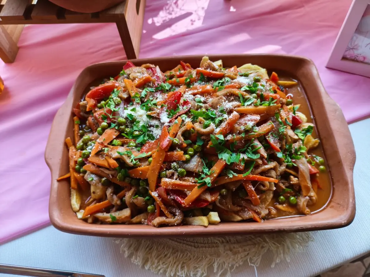 Plato criollo presentado en fuente de barro