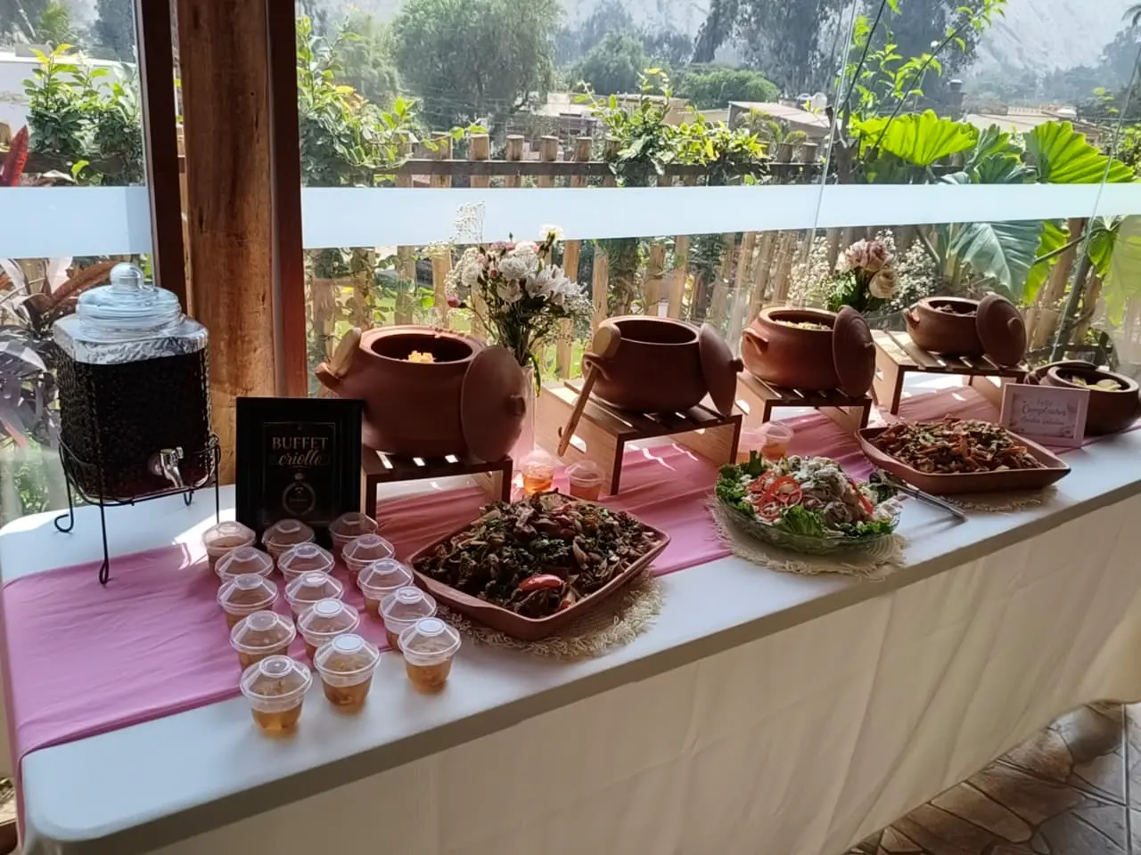 Buffet criollo con ollas de barro y platos peruanos